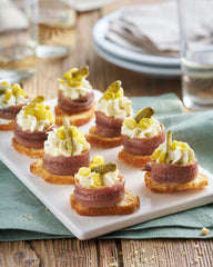 Ortiz anchoas servidas en pan crujiente realzando aperitivo rápido