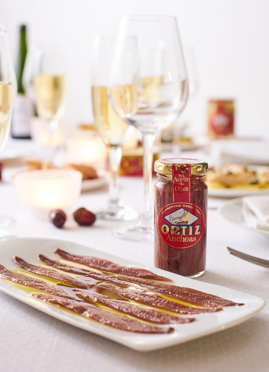 Ortiz tarro abierto con aceite de oliva virgen extra conservando filetes