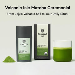OSULLOC polvo matcha textura fina en cuchara, ideal para disolución y lattes sedosos