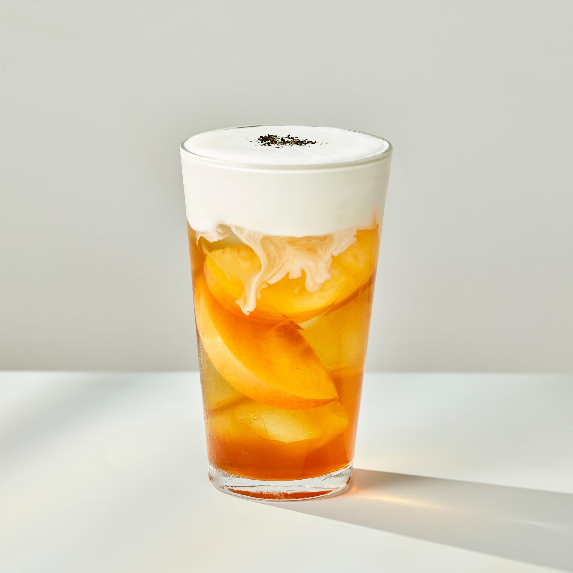 Osulloc taza en mesa infusionando, disfruta caliente fácilmente