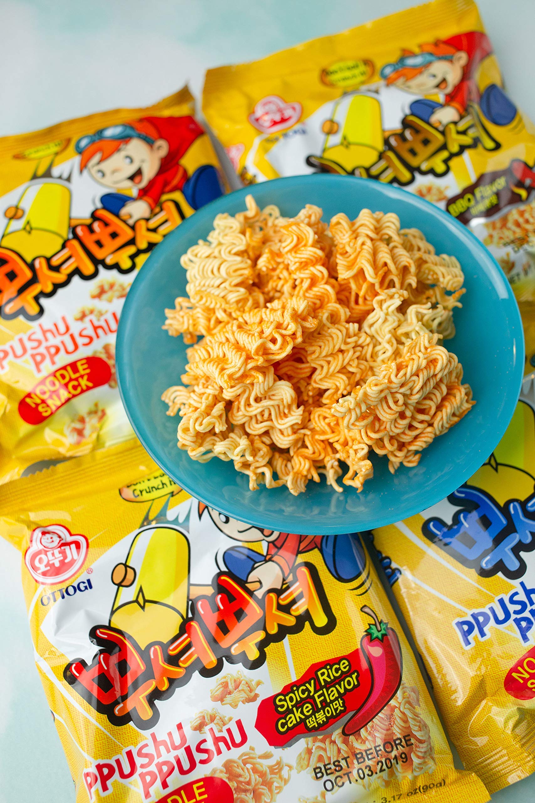 OTOKI manos triturando y sacudiendo el snack para preparación fácil