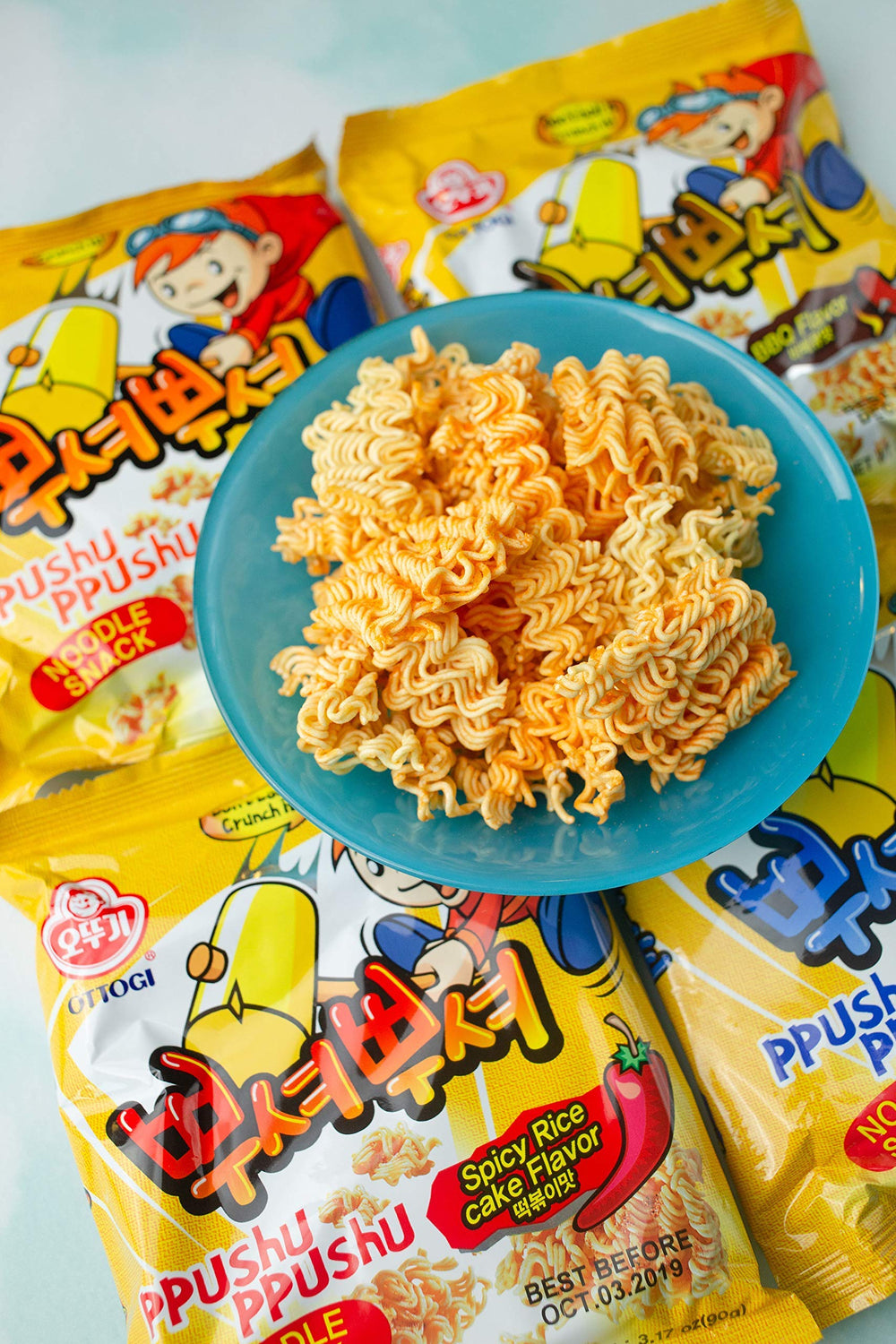 OTOKI manos triturando y sacudiendo el snack para preparación fácil