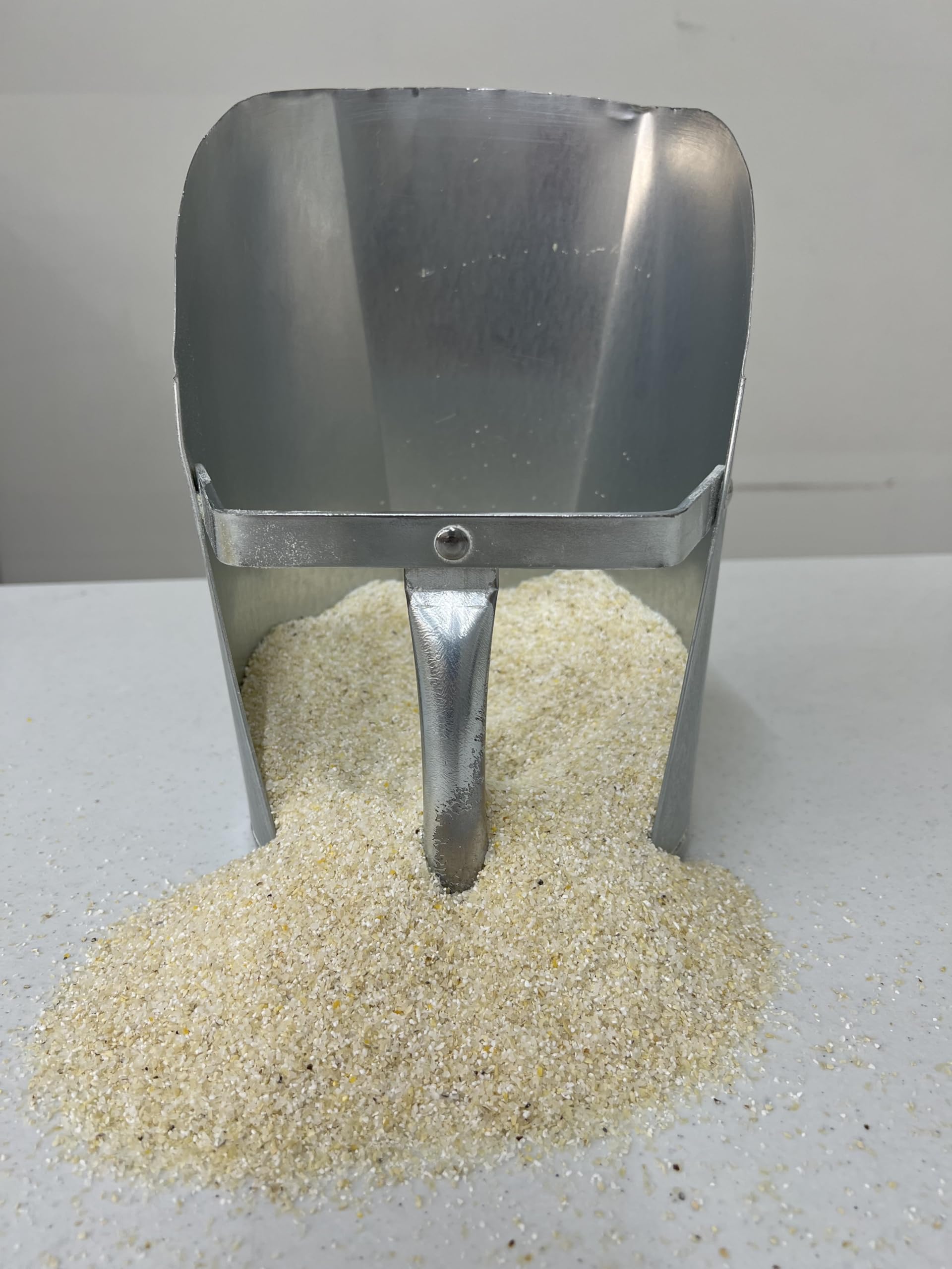 Palmetto Farms comparación de tamaño del paquete de 2 lb junto a utensilios
