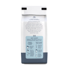 Paramount Roasters taza servida estilo pistachio latte con sabor cremoso