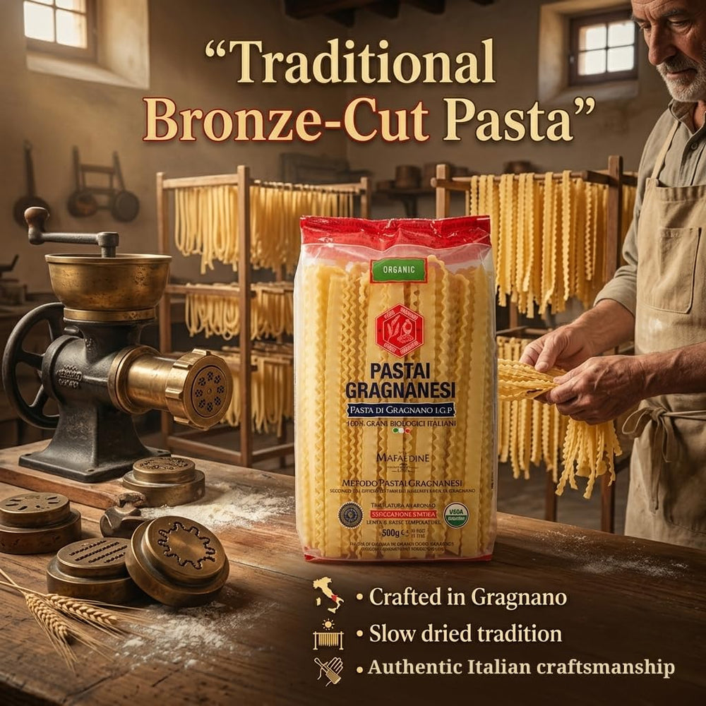 Pastai Gragnanesi mafaldine junto a una mano para comparar tamaño y grosor de la cinta
