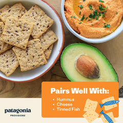 Patagonia Provisions galletas en plato con dip mostrando versatilidad