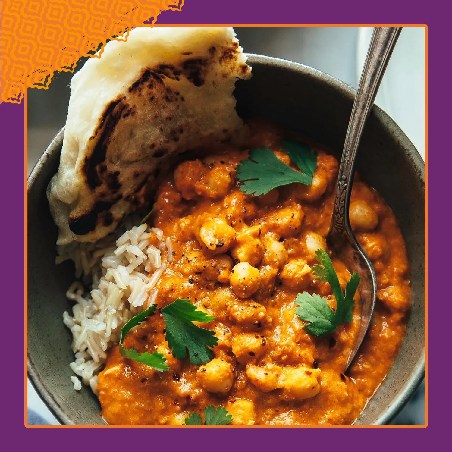 Patak's porción servida con arroz basmati, aporta comida completa y balanceada