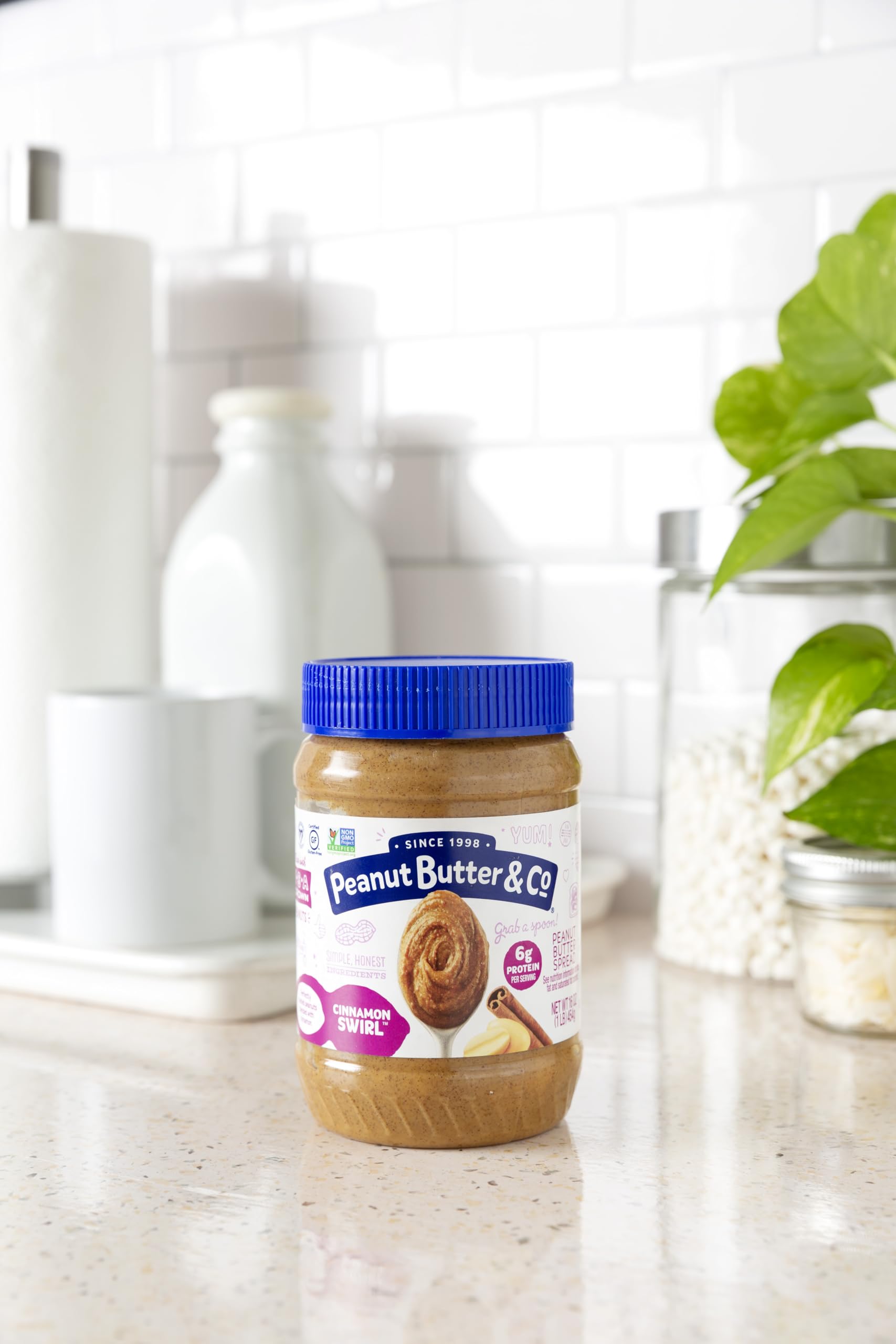 Peanut Butter & Co. comparación de tamaño con mano para escala real