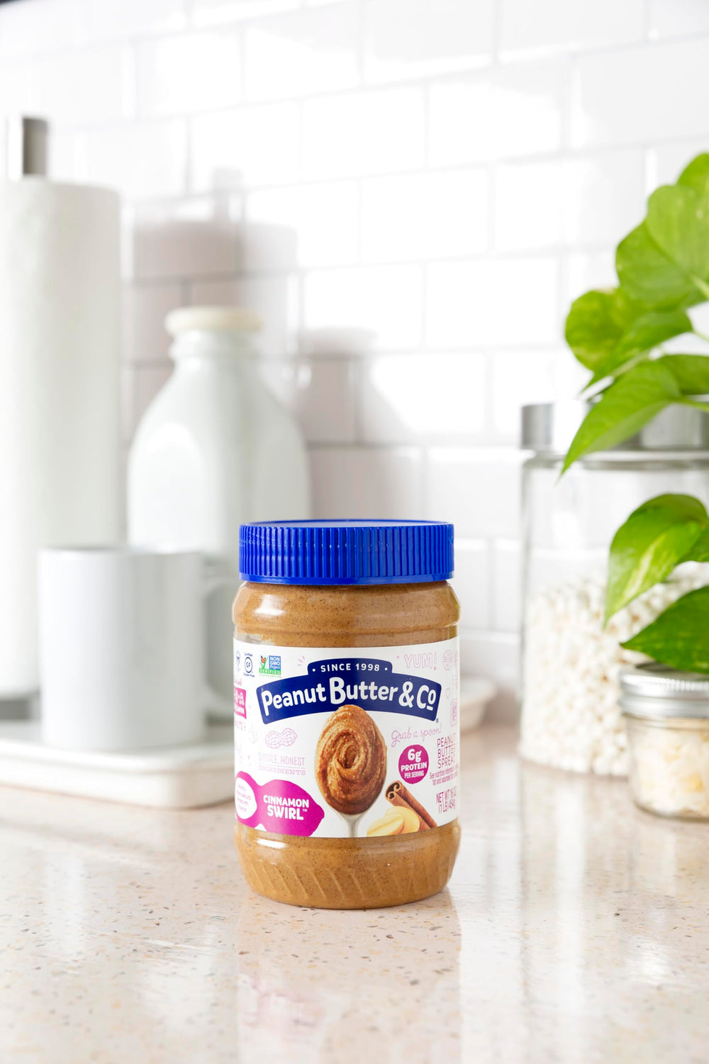 Peanut Butter & Co. comparación de tamaño con mano para escala real
