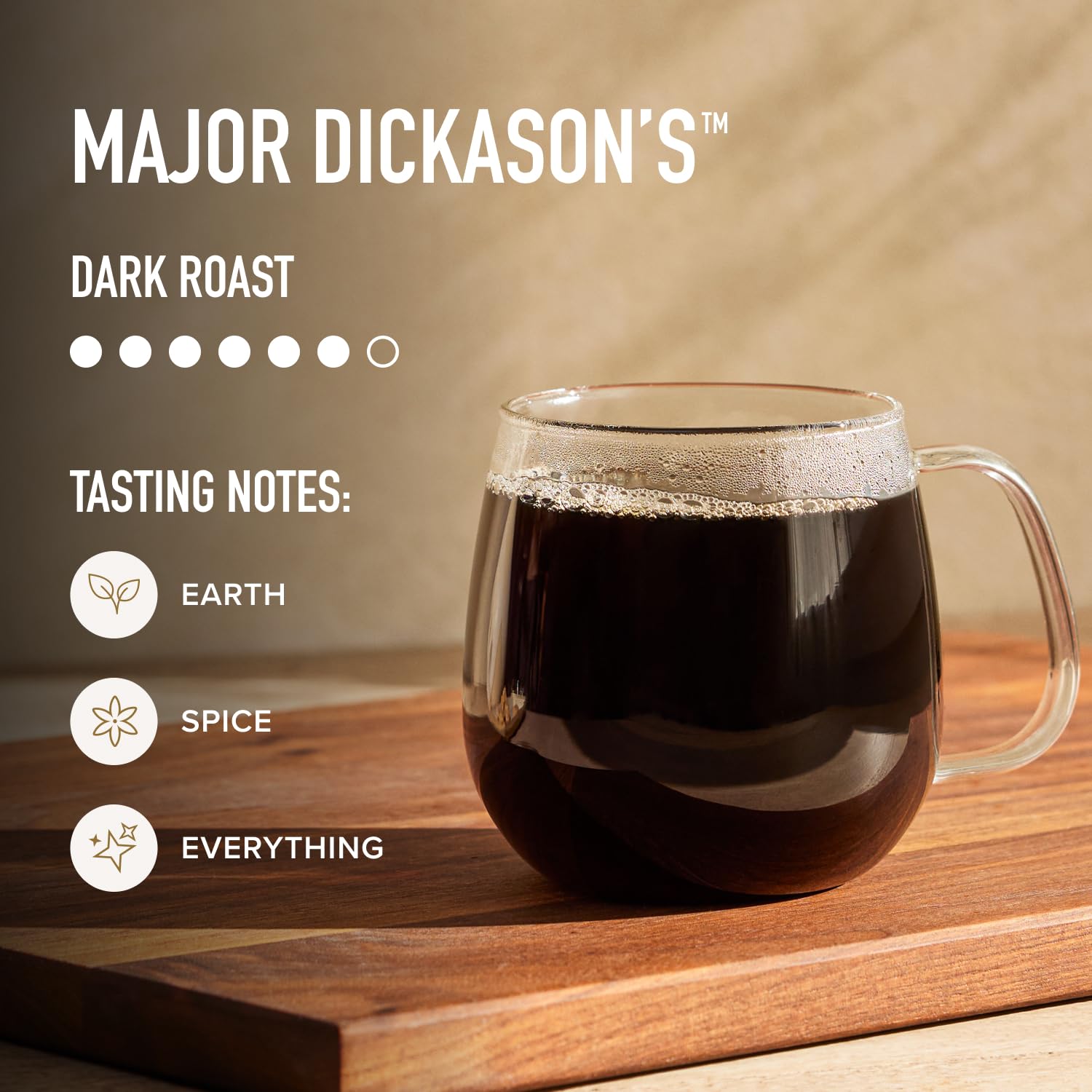 Peet's taza humeante preparada con Major Dickason's, aroma intenso y pleno