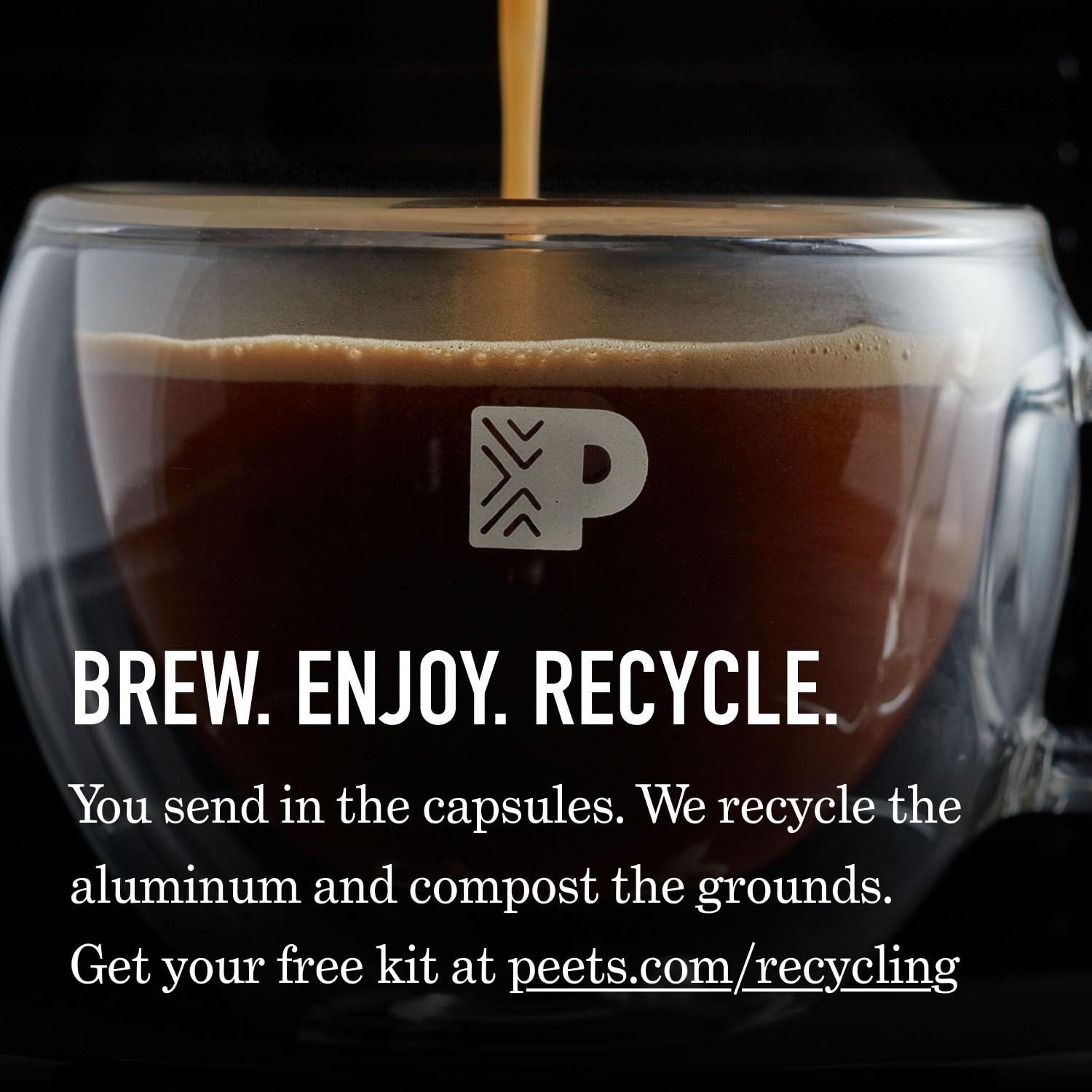 Peet's cápsula junto a una moneda para comparar tamaño y portabilidad
