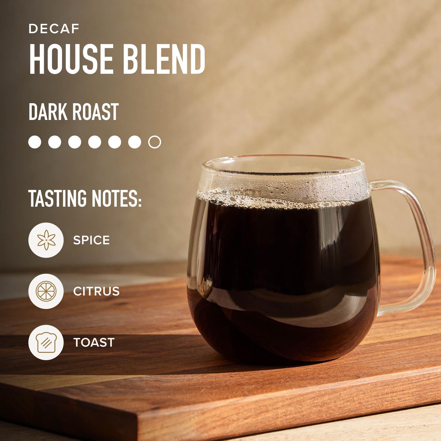 Peet's taza servida con Decaf House Blend mostrando color y cuerpo