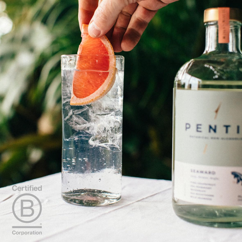 Comparación de tamaño de la botella Pentire Seaward 70cl junto a un vaso para referencia