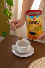 Pero taza servida en mesa con vapor ofreciendo sabor tostado sin cafeína