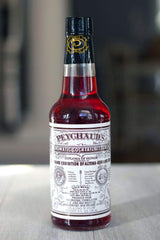 Detalle líquido de Peychaud's que muestra color y textura para realzar sabores