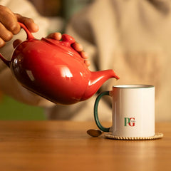 PG Tips comparación de escala con manos para visualizar el tamaño del pack y su rendimiento