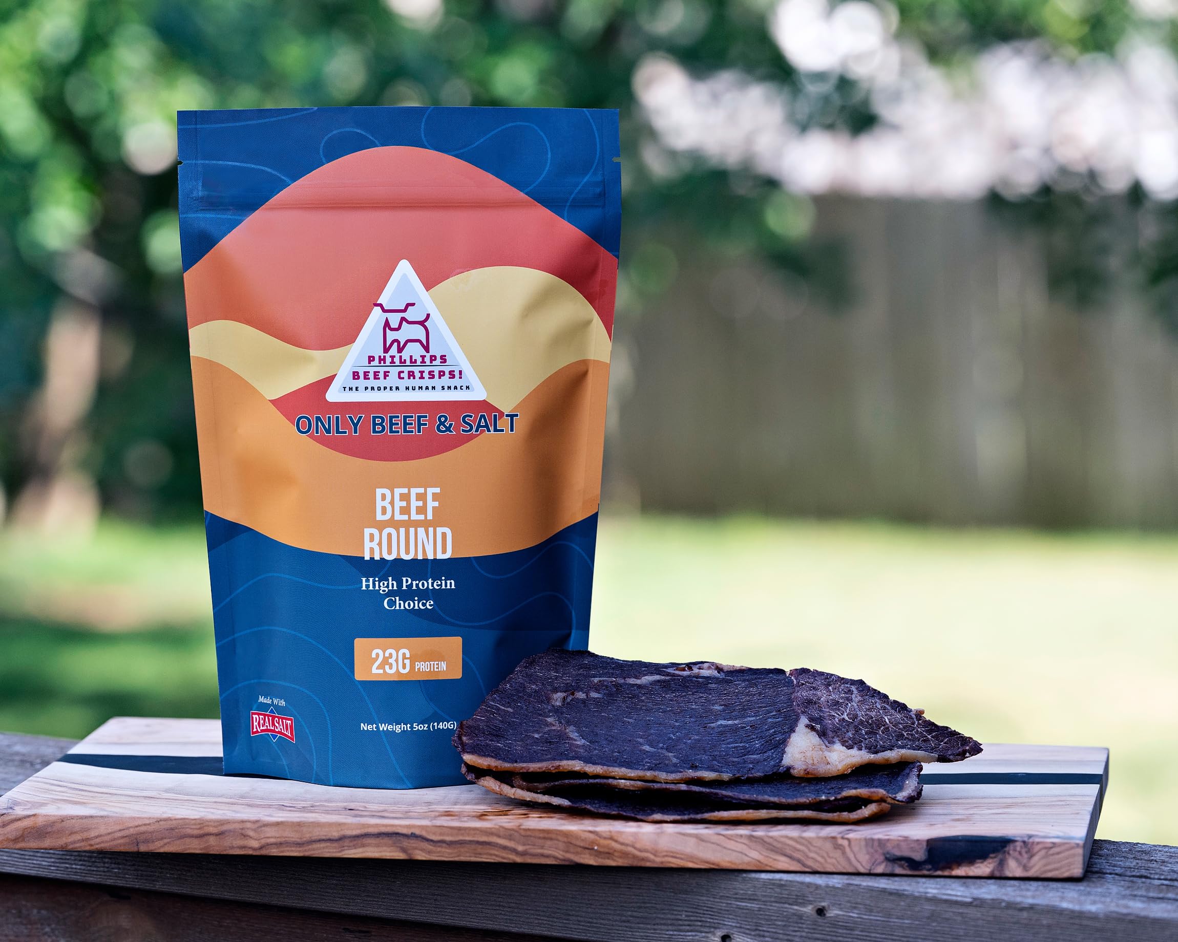 PHILLIPS BEEF CRISPS porción en mano mostrando portabilidad y practicidad