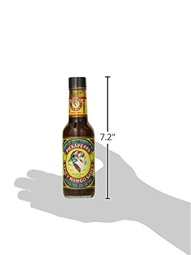 Pickapeppa botella junto a mano para comparar tamaño y facilitar transporte