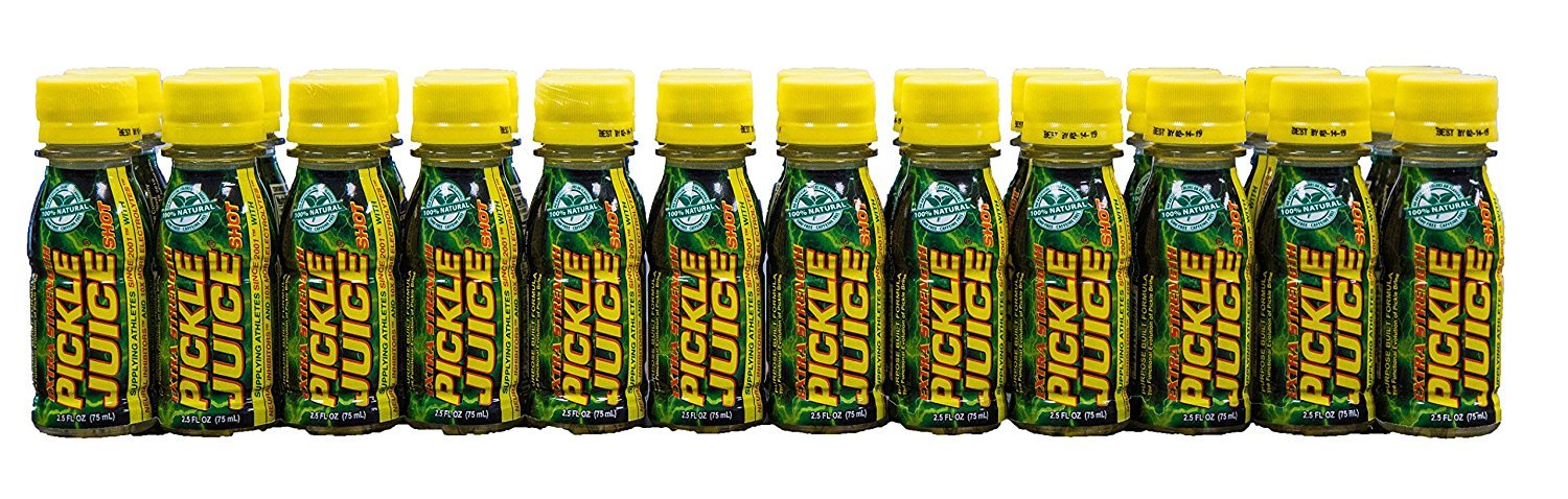 Primer plano de botella Pickle Juice mostrando la etiqueta y textura, fácil transporte