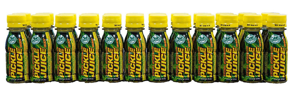 Primer plano de botella Pickle Juice mostrando la etiqueta y textura, fácil transporte