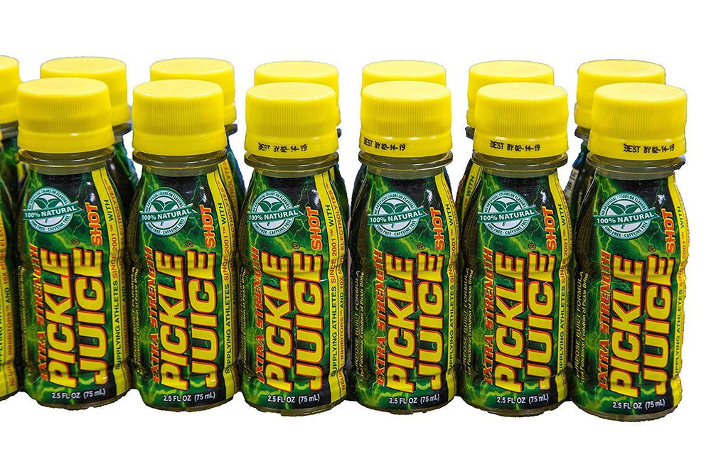 Deportista tomando Pickle Juice durante entrenamiento, reponiendo electrolitos al instante