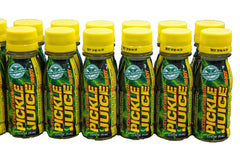 Deportista tomando Pickle Juice durante entrenamiento, reponiendo electrolitos al instante