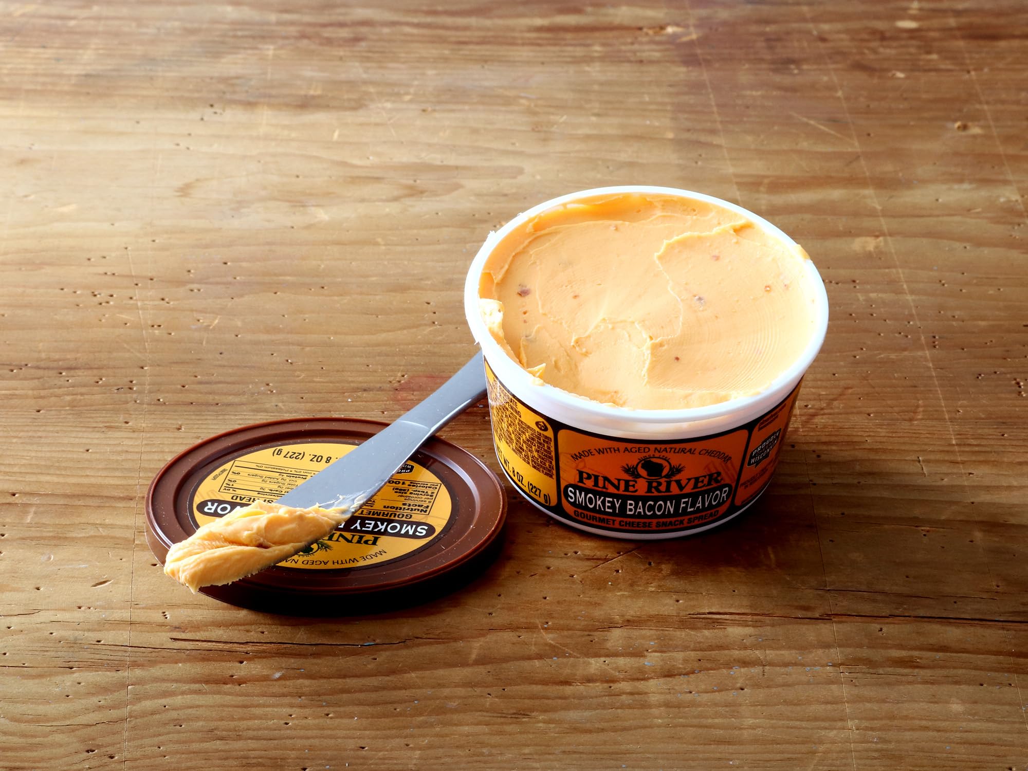 Wisconsin Cheese Mart pine river textura cremosa en cuchillo mostrando untabilidad y sabor