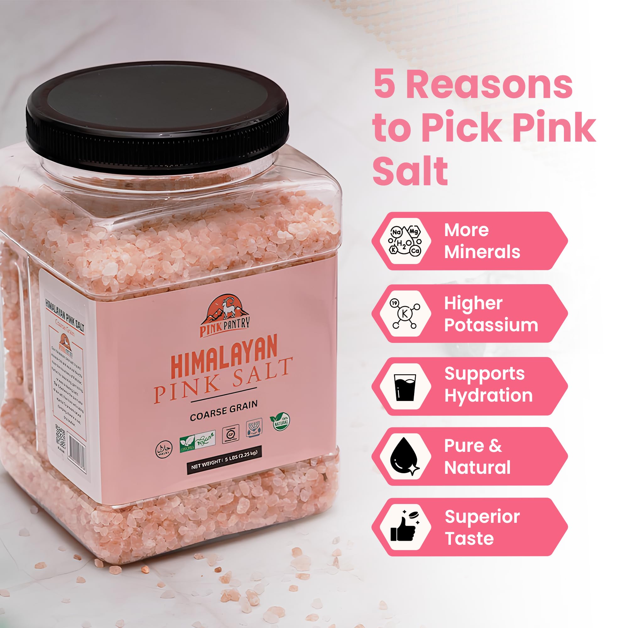 Pink Pantry porción de sal gruesa sobre cuchara mostrando el tamaño de los granos