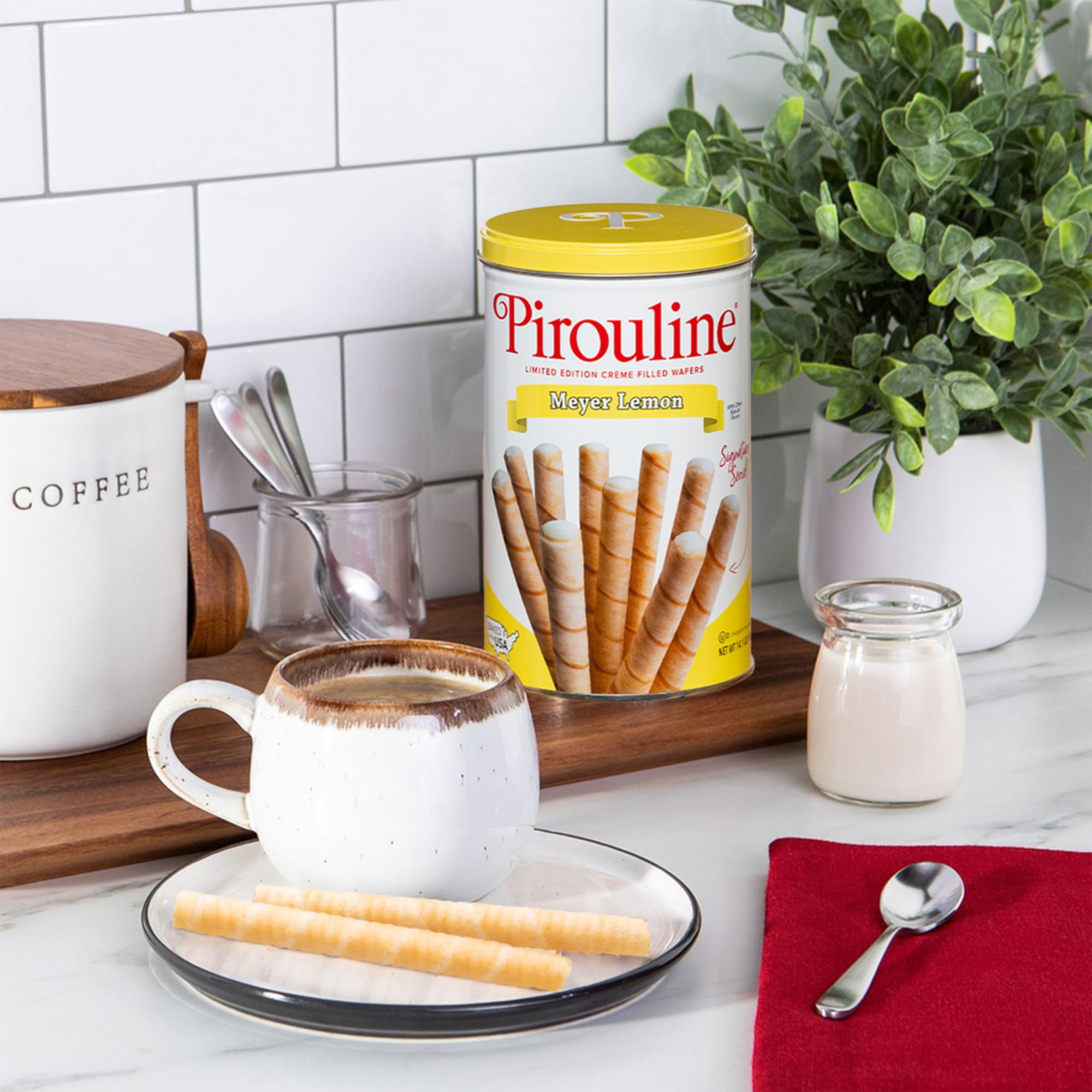 Pirouline galleta partida que muestra crema de limón