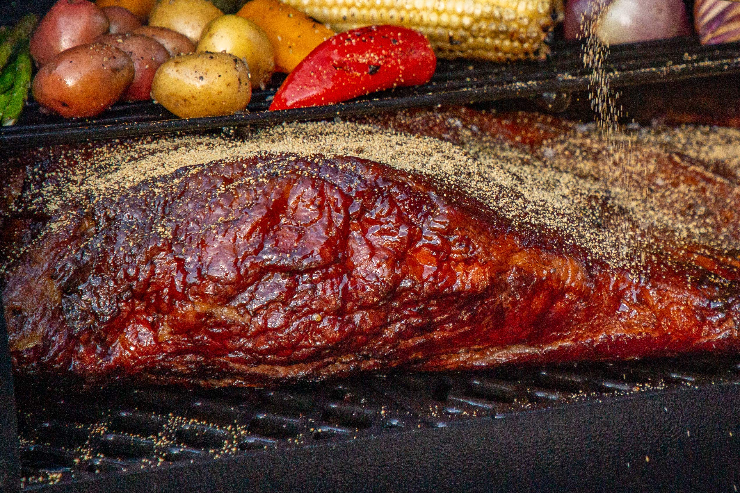 Pit Boss aplicado en costillas sobre parrilla, añade costra sabrosa