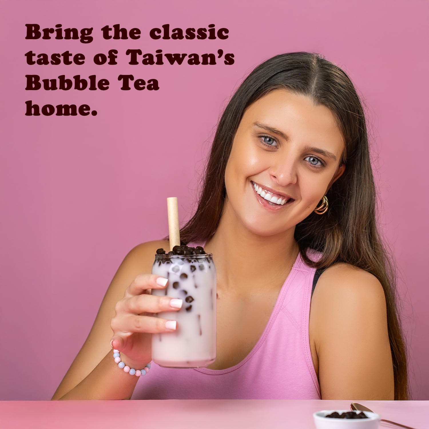 Pocas bubble tea servido en vaso con hielo listo para beber