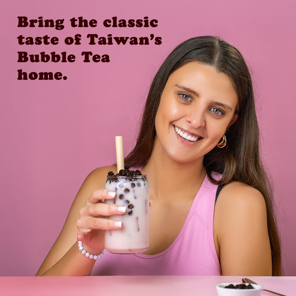 Pocas bubble tea servido en vaso con hielo listo para beber
