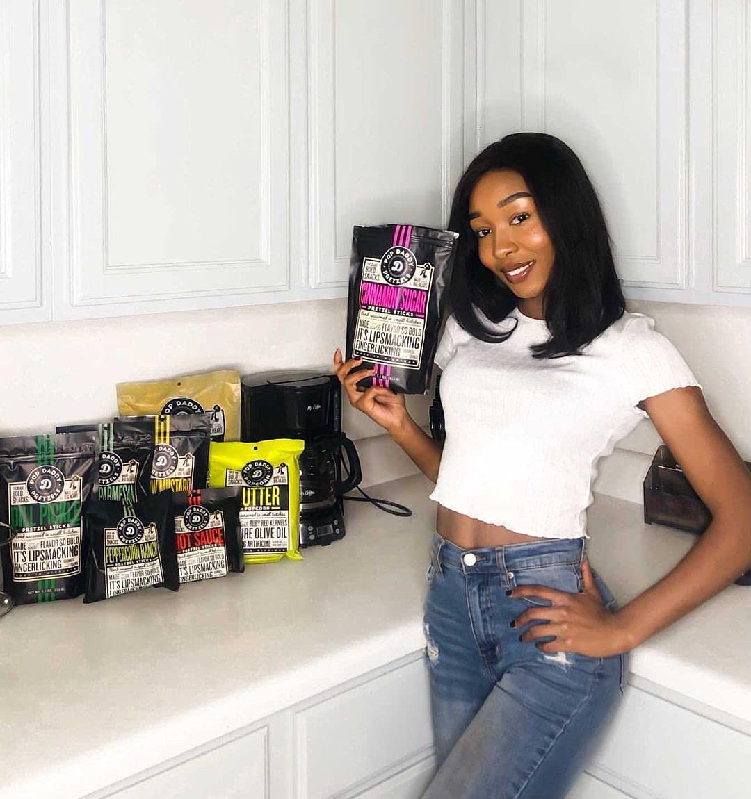 Pop Daddy bolsa abierta con palitos mostrando cierre resellable práctico