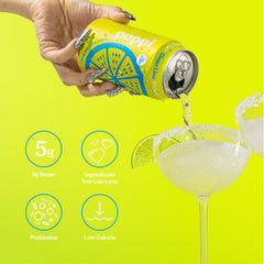 Poppi Ginger Lime comparación de tamaño junto a un vaso para referencia clara