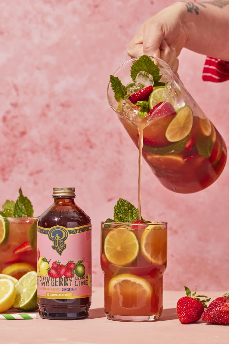 Portland Syrups en escena veraniega con frutas frescas evocando sabor estacional