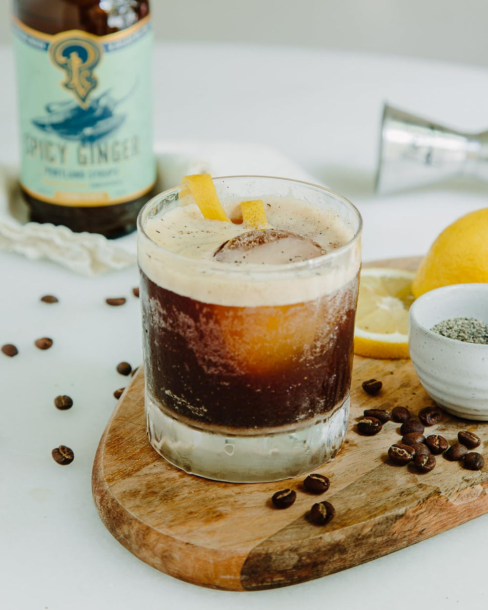 Portland Syrups jarabe mezclado en cóctel con espuma y equilibrio