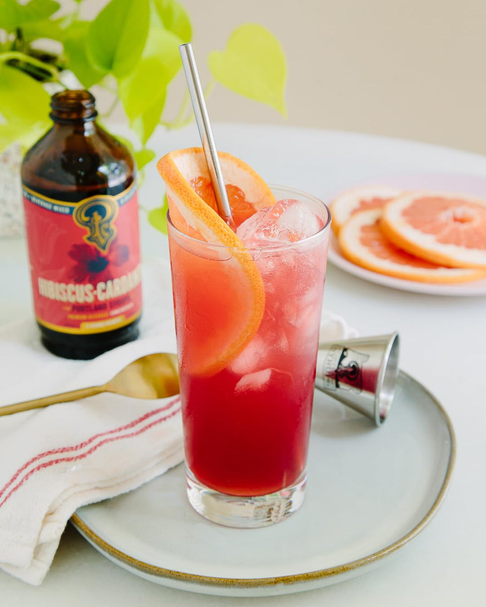Portland Syrups jarabe mezclado en cóctel con hielo realzando sabores florales