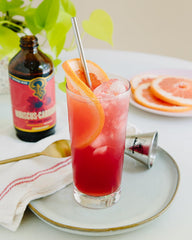 Portland Syrups jarabe mezclado en cóctel con hielo realzando sabores florales