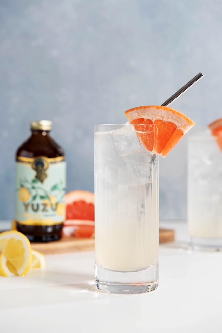 P Portland Syrups jarabe yuzu vertido en un cóctel para sabor vibrante