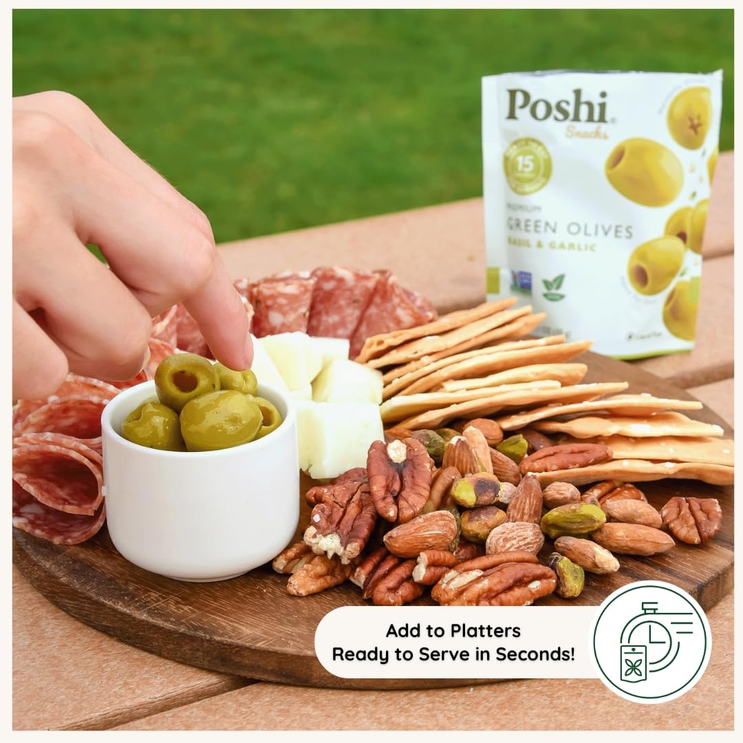 Poshi aceitunas Poshi añadidas a cóctel como guarnición sabrosa