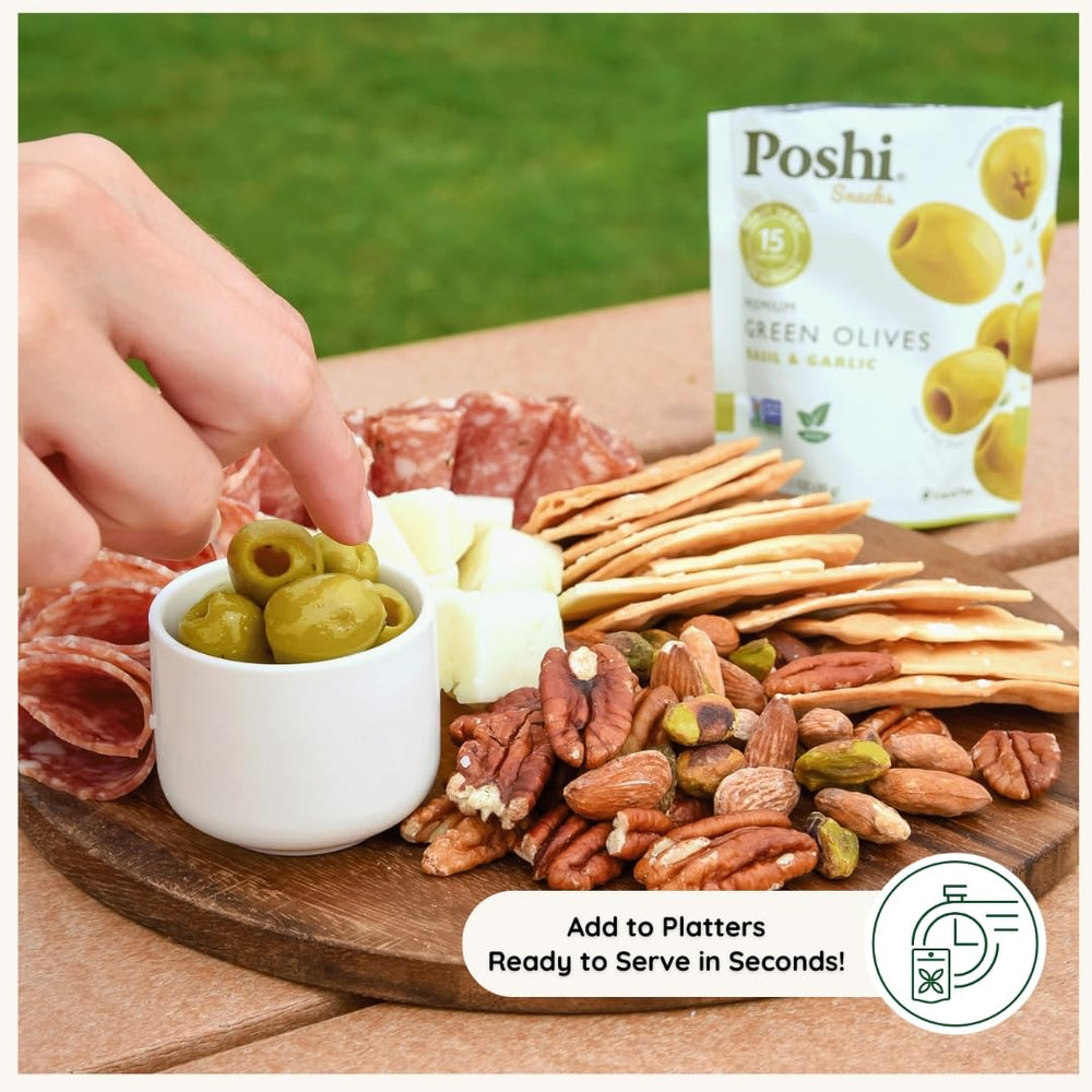 Poshi aceitunas Poshi añadidas a cóctel como guarnición sabrosa