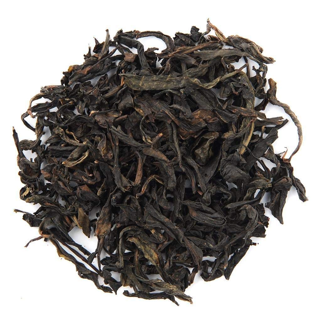 Positively Tea hojas en mano demostrando tamaño y calidad táctil