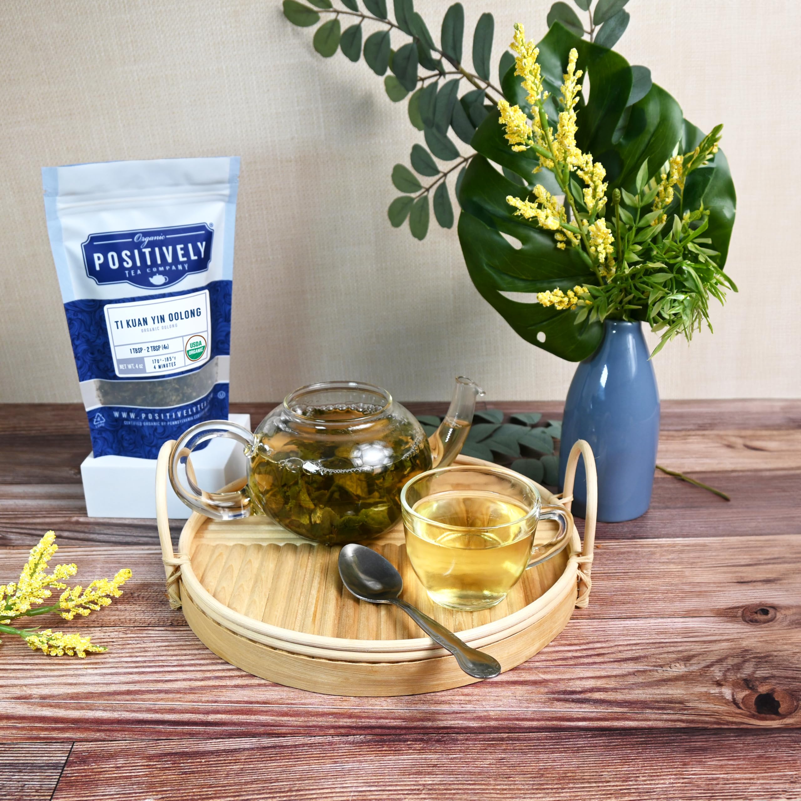Positively Tea cucharada midiendo hojas sueltas para correcta dosificación