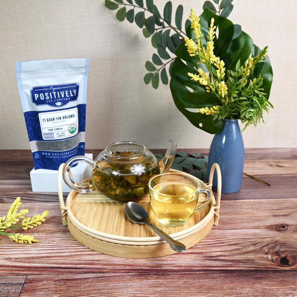 Positively Tea cucharada midiendo hojas sueltas para correcta dosificación
