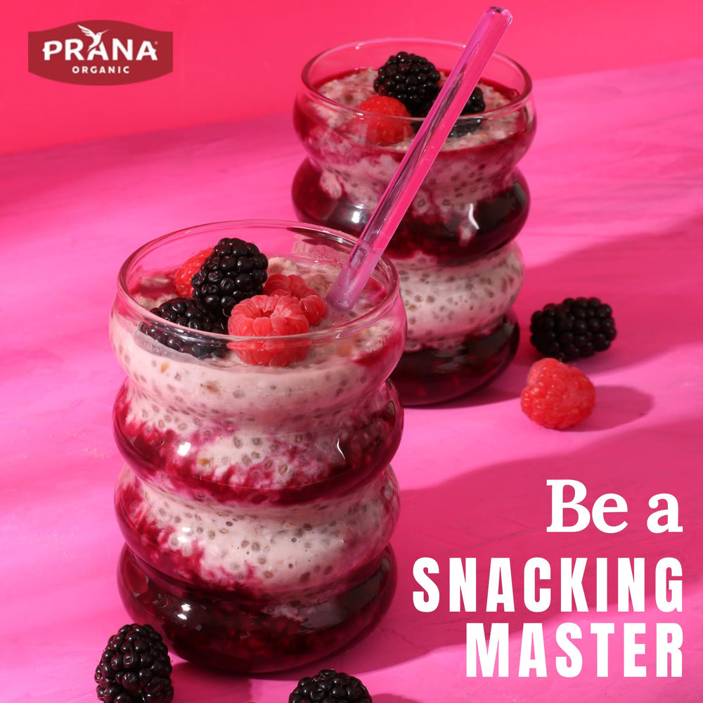 Prana porción servida con bayas frescas, desayuno vegano apetitoso