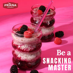 Prana porción servida con bayas frescas, desayuno vegano apetitoso