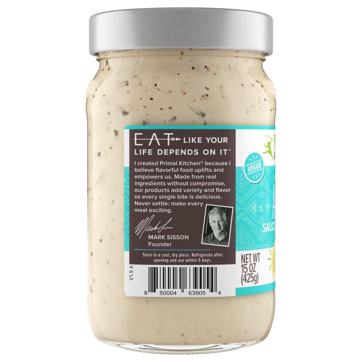 Primal Kitchen frasco sostenido en manos para apreciar escala y porción