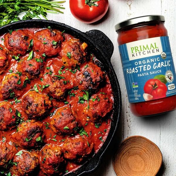 Primal Kitchen salsa servida sobre pasta resaltando sabor casero inmediato