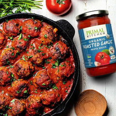 Primal Kitchen salsa servida sobre pasta resaltando sabor casero inmediato
