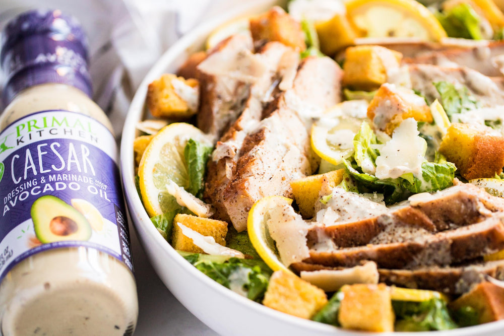 Primal Kitchen aderezo servido en ensalada mixtal, añade sabor sin lácteos